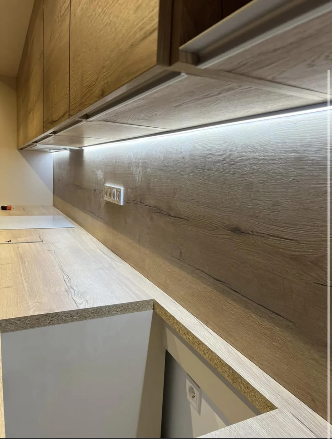 Rejtett LED világítás és elektromos kiállások